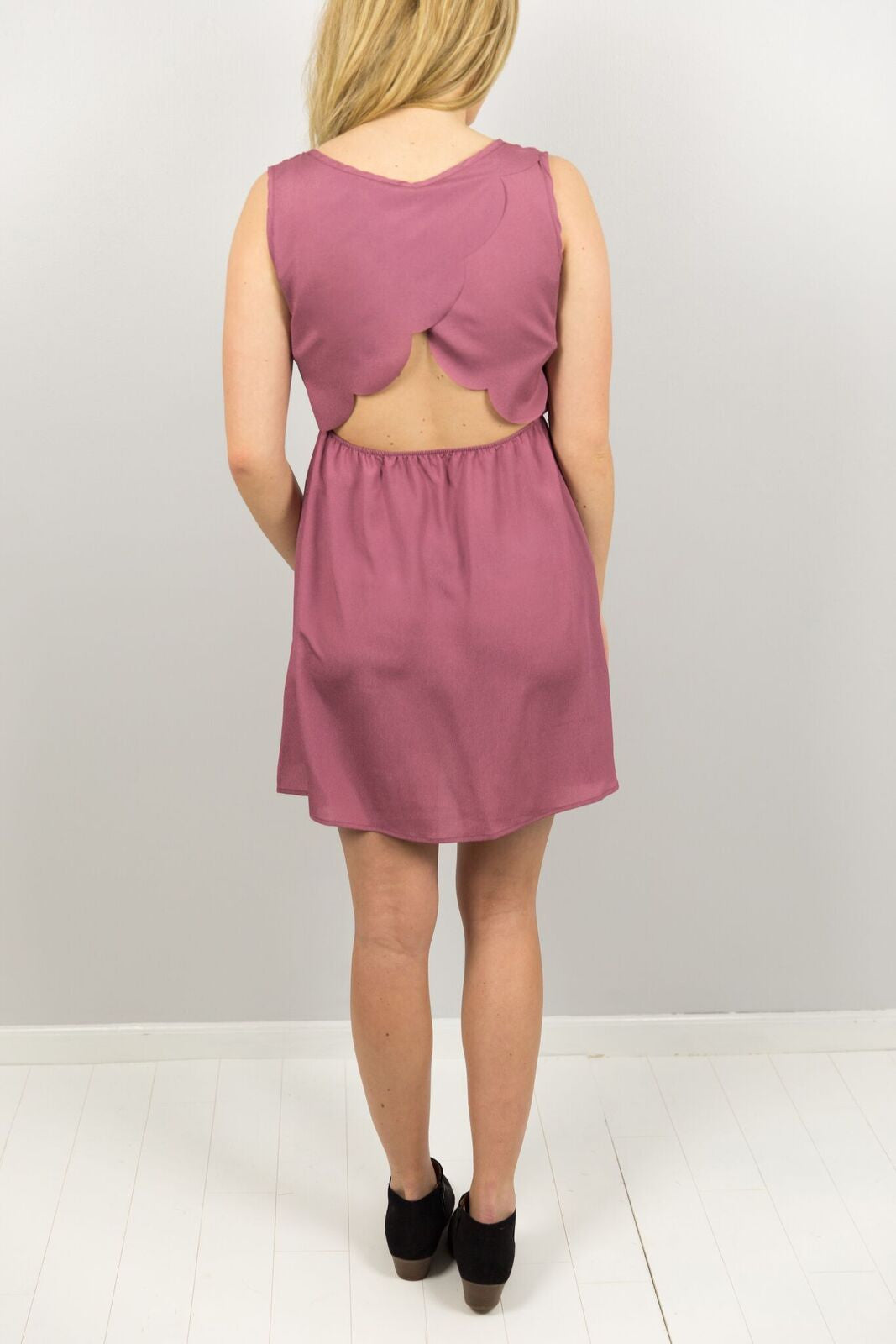 Elysian Flirty Scalloped Dress in Berry